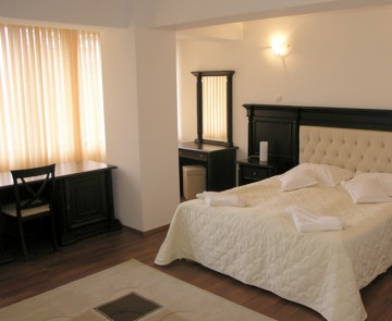Hotelierii, obligaţi să reducă tarifele cu 15%